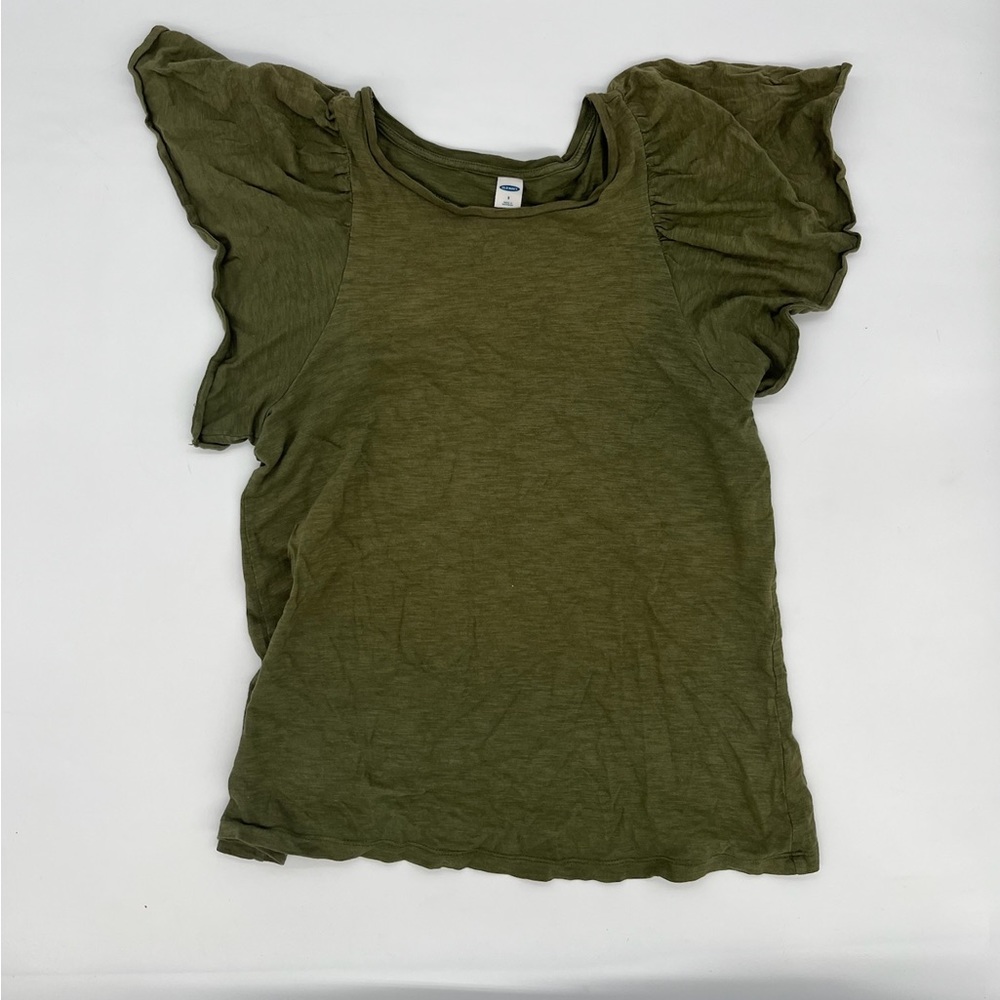 Cute Old Navy ruffled shirt! 💚